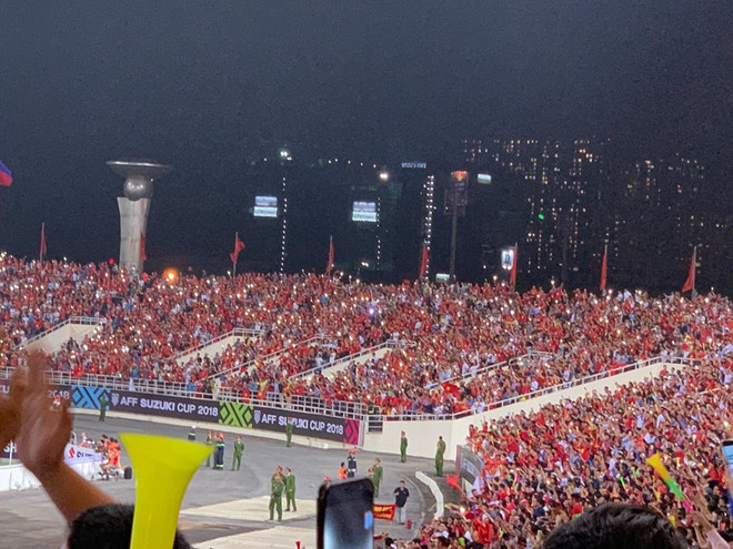 Video cổ động viên vỡ òa sau khi Việt Nam giành vé chung kết ảnh 1