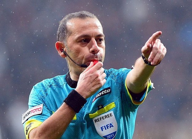 Trọng tài Cuneyt Cakir điều khiển trận Real-Bayern. (Nguồn: Getty Images) Công bố danh tính trọng tài bắt chính trận 'sinh tử' Real - Bayern ảnh 1