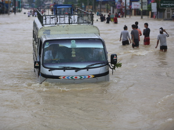Mưa lớn cuốn trôi cầu dài 60m, hàng chục nghìn người Myanmar đi sơ tán ảnh 1