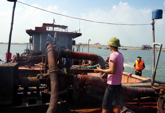 Nam Định: Ngang nhiên khai thác cát trái phép trên sông Hồng ảnh 1