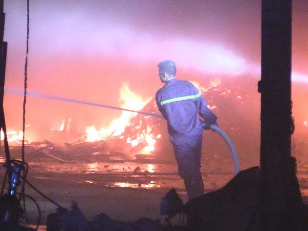 Điều tra vụ cháy tại doanh nghiệp sản xuất viên nén bột gỗ ảnh 1