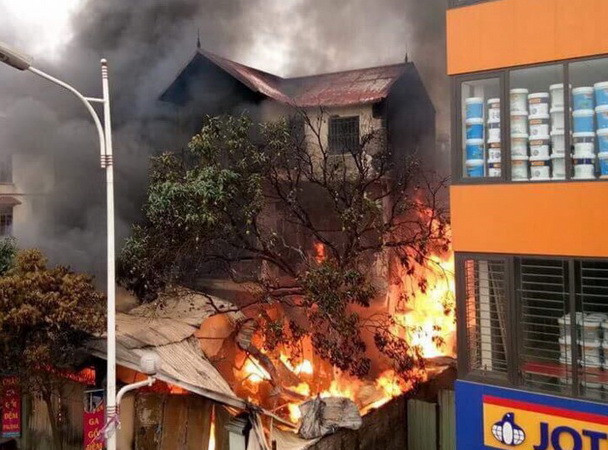 Hà Nội: Cháy lớn thiêu rụi dãy cửa hàng ở chân cầu Vĩnh Tuy ảnh 1