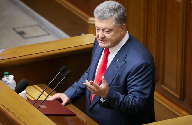 Tổng thống Ukraine Poroshenko ký sắc lệnh ban hành thiết quân luật ảnh 1