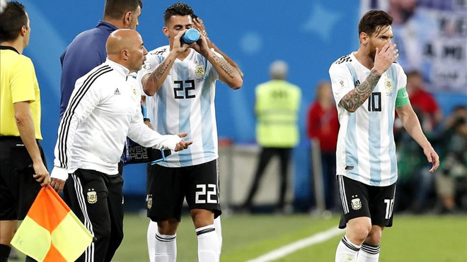 Thực hư chuyện Lionel Messi chỉ đạo HLV Sampaoli ngay trên sân ảnh 1