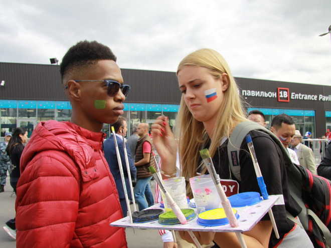 Muôn cách kiếm tiền của cổ động viên tới Nga xem World Cup 2018 ảnh 1