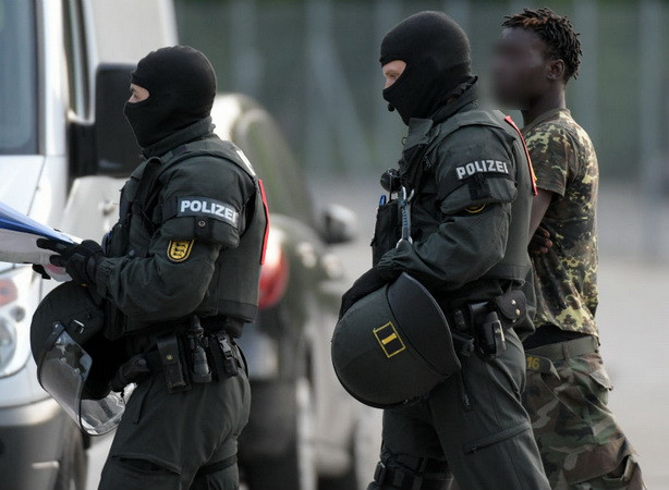 Đức khám xét trung tâm người tị nạn có hành vi chống đối cảnh sát ảnh 1