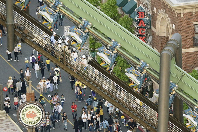 Tàu lượn siêu tốc gặp sự cố, hàng chục người lơ lửng trên không ảnh 1