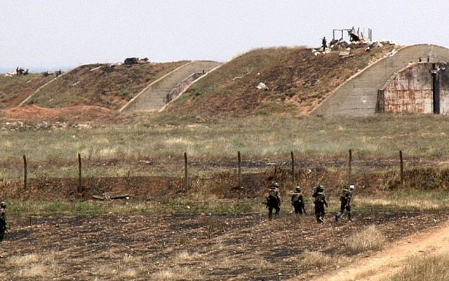 Căn cứ quân sự của Syria. (Nguồn: AP) SOHR: Chính phủ Syria đã sơ tán các căn cứ quân sự bị tấn công ảnh 1