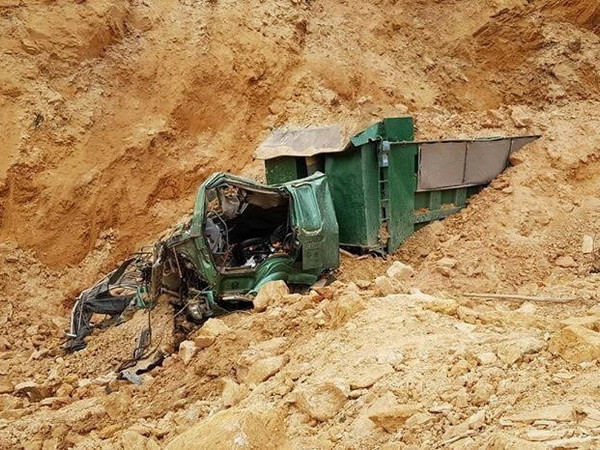 Đình chỉ khai thác đất sau vụ tai nạn làm 1 người chết ở Quốc Oai ảnh 1