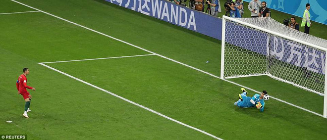 Ronaldo 'bất lực' trước thủ thành Iran ở quả penalty lịch sử ảnh 1