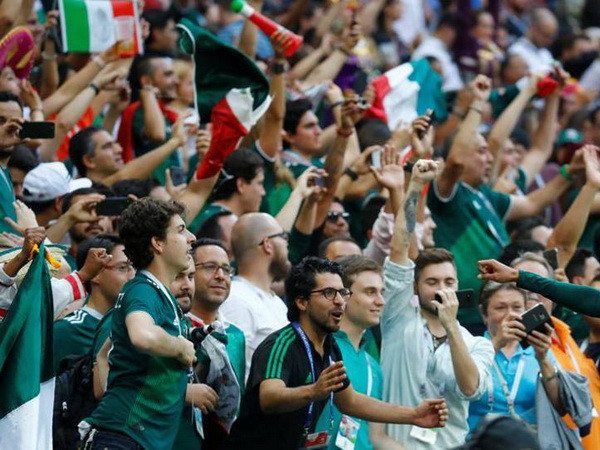 FIFA điều tra các cổ động viên Mexico kích động thủ môn tuyển Đức ảnh 1