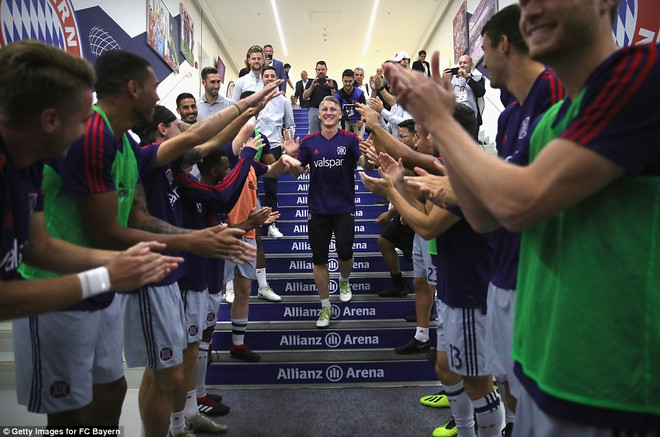 Schweinsteiger ghi bàn trong trận Bayern đánh bại Chicago Fire ảnh 3