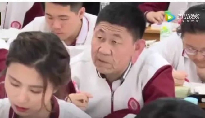 Mắc chứng bệnh hiếm gặp, học sinh 18 tuổi già như ông cụ 80 ảnh 1