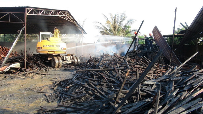 Bình Phước: Cháy lớn thiêu rụi gần như toàn bộ kho chứa gỗ ảnh 1