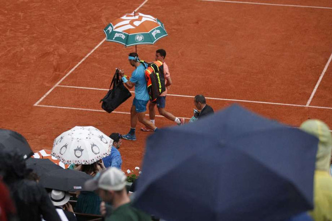 Roland Garros 2018: Á quân bị loại, Rafael Nadal lại gặp mưa ảnh 2