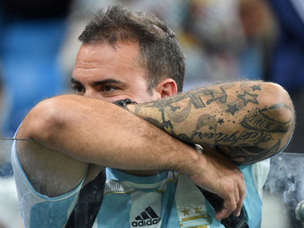 CĐV Argentina tức giận đòi đập máy quay của phóng viên TTXVN ảnh 1