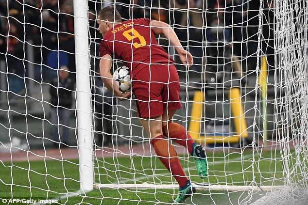 Dzeko chính là người ghi bàn mở tỷ số mở đầu màn ngược dòng của AS Roma. (Nguồn: AFP/Getty Images) Edin Dzeko ngỡ ngàng vì Barcelona "khốn đốn đến như vậy" ảnh 2