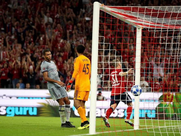 Schweinsteiger ghi bàn trong trận Bayern đánh bại Chicago Fire ảnh 17