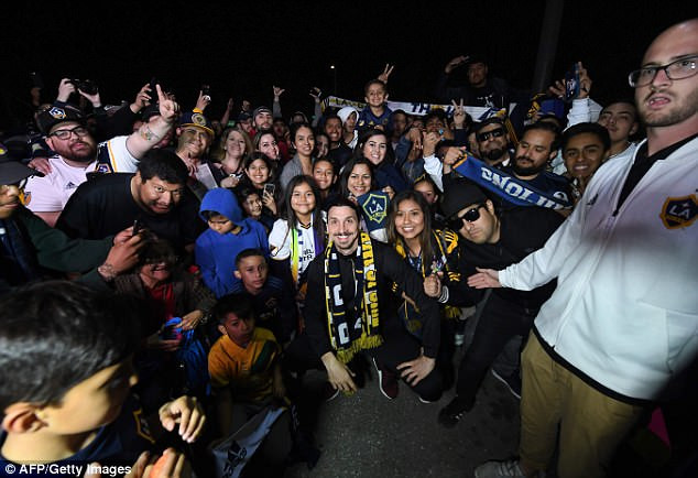 Ibrahimovic được chào đón như người hùng khi đặt chân đến Mỹ ảnh 1