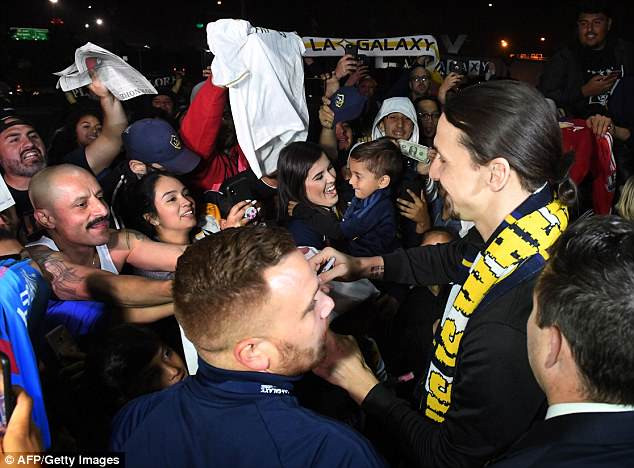 Ibrahimovic được chào đón như người hùng khi đặt chân đến Mỹ ảnh 5