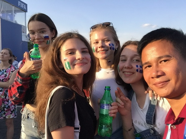 World Cup 2018: Thiếu nữ Nga công khai tình cảm với Iceland ảnh 1