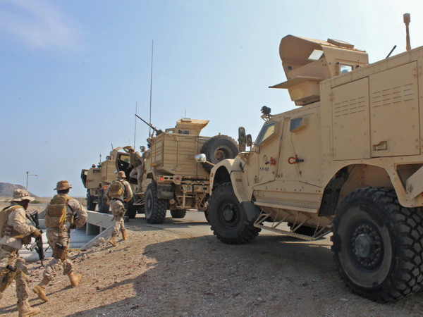 Binh sỹ thuộc liên quân do Saudi Arabia đứng đầu tuần tra tại thành phố cảng Aden, miền nam Yemen. (Ảnh:AFP/TTXVN) Giới lập pháp Mỹ muốn chấm dứt hỗ trợ chiến dịch quân sự tại Yemen ảnh 1
