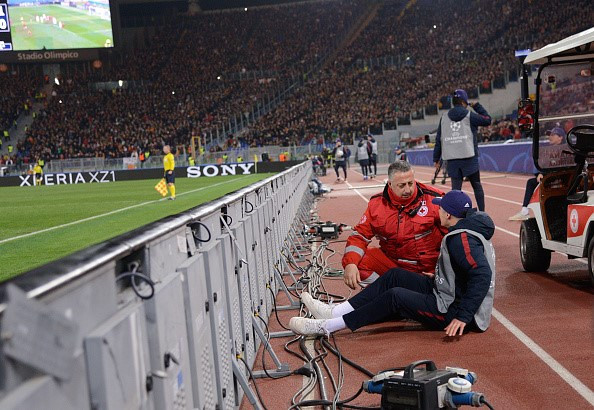 Tiền đạo Shakhtar có hành động phản cảm với người nhặt bóng ảnh 3