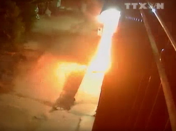 [Video] Truy tìm 3 đối tượng ném bom xăng vào nhà dân ở Đồng Nai ảnh 1