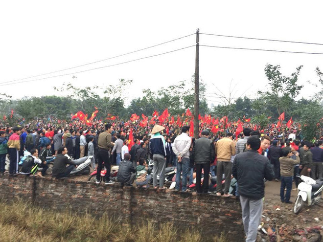 Giây phút vỡ òa của người dân Đông Anh khi Quang Hải ghi bàn ảnh 3