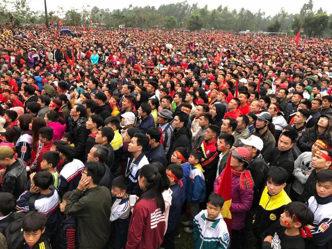 Giây phút vỡ òa của người dân Đông Anh khi Quang Hải ghi bàn ảnh 2