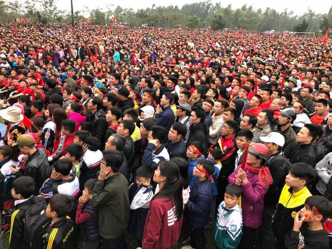 Giây phút vỡ òa của người dân Đông Anh khi Quang Hải ghi bàn ảnh 1