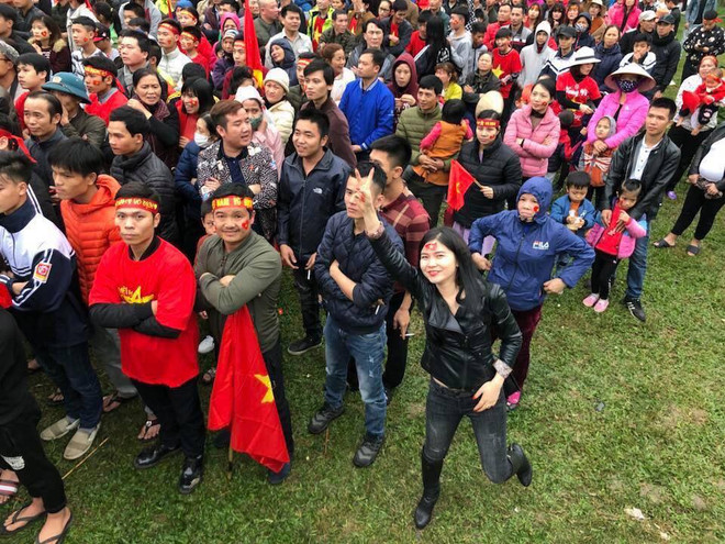 Giây phút vỡ òa của người dân Đông Anh khi Quang Hải ghi bàn ảnh 5