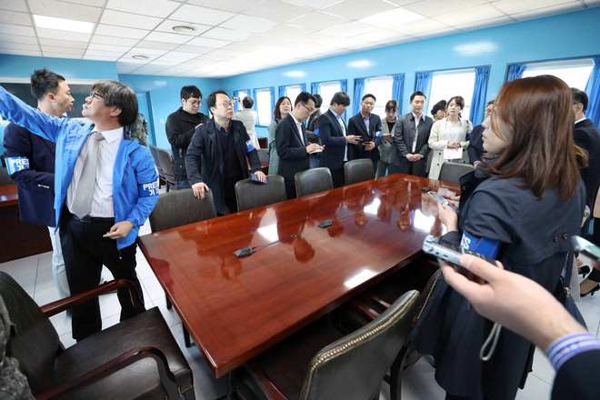 Phóng viên tham quan phòng hội nghị bên trong Nhà Hòa bình ở làng đình chiến Panmunjom. (Nguồn: Yonhap/TTXVN) Những biểu tượng đầy ý nghĩa trong phòng đàm phán liên Triều ảnh 4