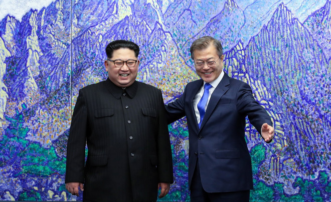 Tổng thống Hàn Quốc Moon Jae-in và nhà lãnh đạo Triều Tiên Kim Jong-un đứng nói chuyện phía trước bức tranh núi Kumgang trước khi ngồi xuống bàn đàm phán tại Nhà Hòa bình ở làng đình chiến Panmunjom ngày 27/4. (Nguồn: EPA-EFE/ TTXVN) Những biểu tượng đầy ý nghĩa trong phòng đàm phán liên Triều ảnh 2