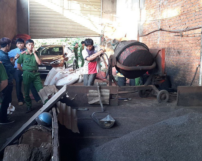 Pha trộn lõi pin, hóa chất để "làm đẹp" càphê bán ra thị trường ảnh 2