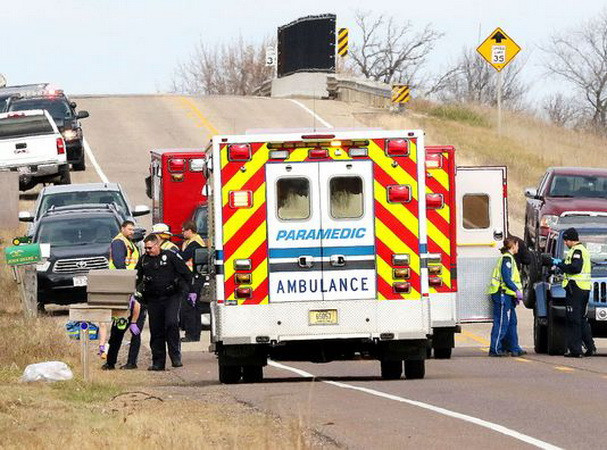 Mỹ: Tai nạn giao thông nghiêm trọng khiến nhiều nữ sinh thiệt mạng ảnh 1