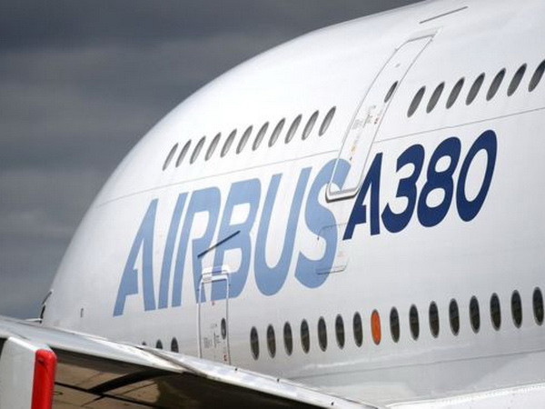 Hãng hàng không UAE công bố mua 36 máy bay A380 của Airbus ảnh 1