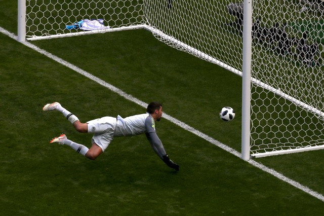 Cận cảnh bàn thắng của Pogba được công nhận nhờ công nghệ goal-line ảnh 1