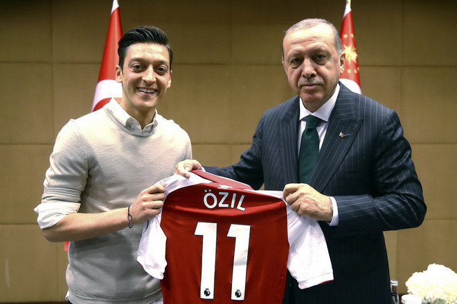 Oezil chụp ảnh cùng Tổng thống Thổ Nhĩ Kỳ Erdogan đã gây ra tranh cãi. (Nguồn: Evening Standard) Trích đoạn tâm thư đầy ẩn ức của Mesut Oezil khi chia tay tuyển Đức ảnh 1