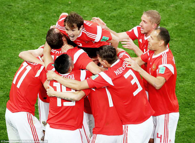 Cận cảnh Nga đặt 1 chân vào vòng knock-out sau màn vùi dập Ai Cập ảnh 1