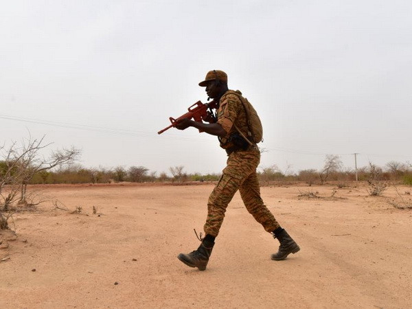 13 nhân viên an ninh thương vong trong vụ nổ bom ở Burkina Faso ảnh 1