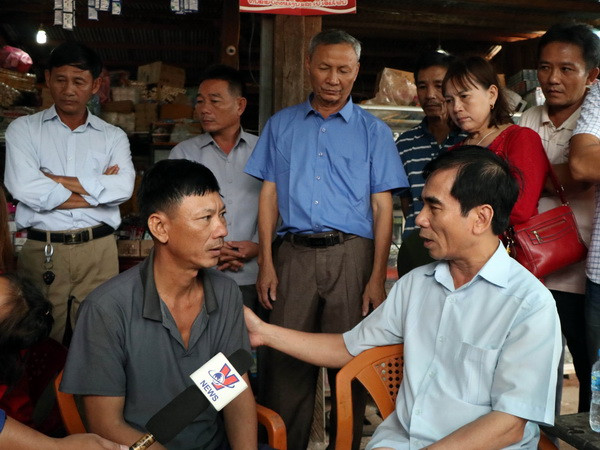 Tổng Lãnh sự quán VN ở Lào thăm các gia đình sau vụ vỡ đập thủy điện ảnh 1