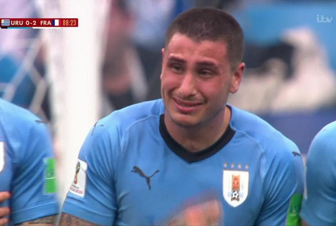 Tuyển thủ Uruguay Gimenez bật khóc khi đang thi đấu trên sân ảnh 1
