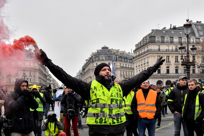Người biểu tình 'Áo vàng' tập trung tại thủ đô Paris, Pháp ngày 15/12/2018. (Ảnh: THX/TTXVN) Nhìn lại thế giới 2018: Châu Âu bộn bề trước ngưỡng cửa đổi thay ảnh 4