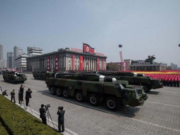 Triều Tiên phô diễn tên lửa đạn đạo có khả năng vươn tới Mỹ ảnh 1