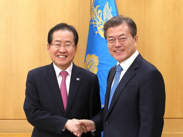 Tổng thống Moon Jae-in và ông Hong Joon-pyo. (Nguồn: koreatimes.co.kr) Tổng thống Hàn Quốc đối thoại về hội nghị thượng đỉnh liên Triều ảnh 1