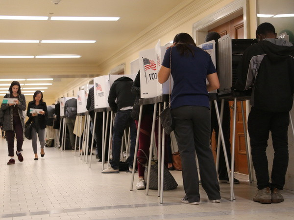 Bầu cử giữa kỳ Mỹ: Cử tri rất quan tâm vấn đề chăm sóc sức khỏe ảnh 1