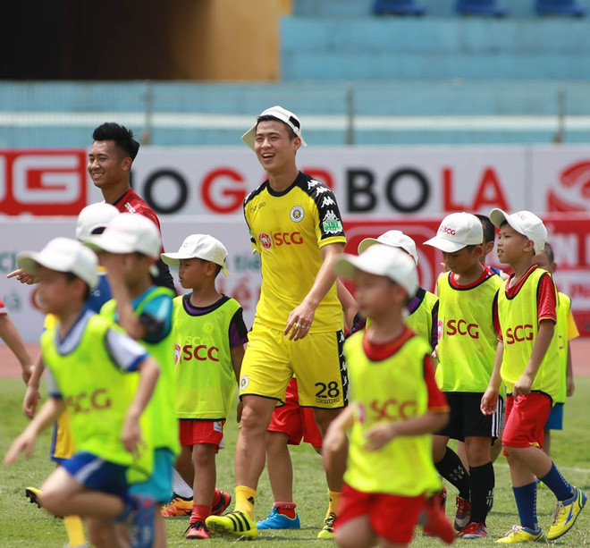 Dàn sao tuyển U23 Việt Nam giao lưu cùng các em nhỏ dịp 1/6 ảnh 2