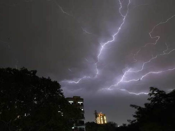 Ấn Độ: Số nạn nhân thiệt mạng do bão và sét lên tới 47 người ảnh 1