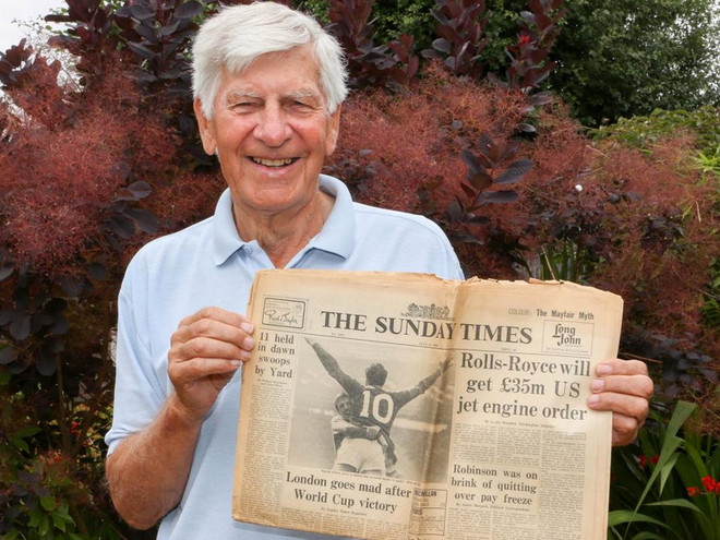 'Fan ruột' 79 tuổi của đội tuyển Anh gợi nhớ hào quang năm 1966 ảnh 1